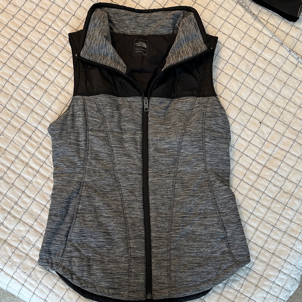WOMEN’S NORTH FACE VEST (S)